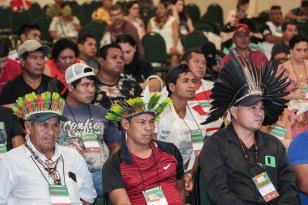 Indígenas sentados durante conferência em Foz do Iguaçu